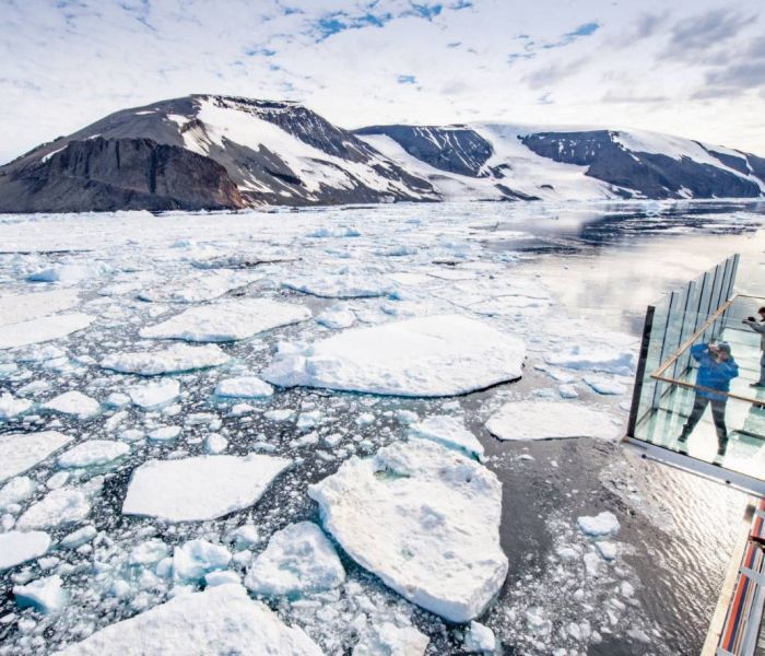 Der Meeting-Pod erfasst Projektionen unverfälscht und gibt sie in höchster Qualität wieder, während strategisch platzierte Spiegel den direkten Blickkontakt reflektieren und anzeigen. (Foto: Hapag-Lloyd Cruises)