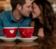 Finden Sie die Liebe im Dating Cafe. (Foto: AdobeStock Curioso.Photography _808221233)