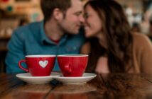 Finden Sie die Liebe im Dating Cafe. (Foto: AdobeStock Curioso.Photography _808221233)