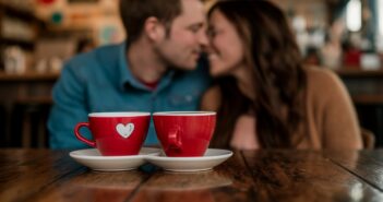 Finden Sie die Liebe im Dating Cafe. (Foto: AdobeStock Curioso.Photography _808221233)